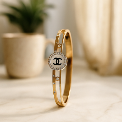 ChicLuxe Emblem Bangle – Gold Edition