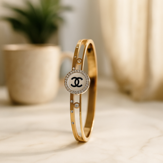 ChicLuxe Emblem Bangle – Gold Edition